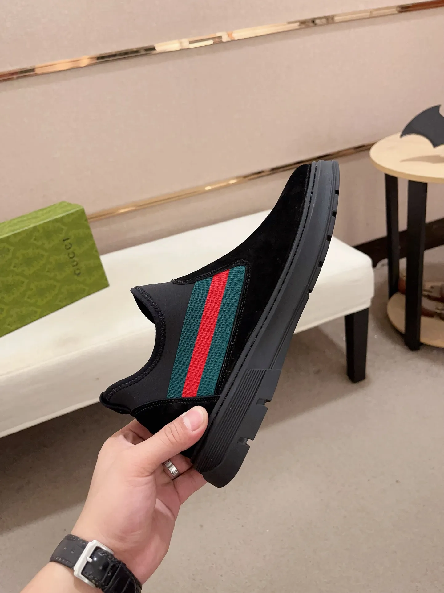 Factory price 480💰 (sheepskin lining * velvet lining optional! Can be made without label) High-quality new GUCCI (Gucci) counters will be launched simultaneously. The new men's shoes and 😘fabric are made of high-tech glue-spraying technology. Lining: sheepskin lining* velvet lining. 👍🏿 High-end ☄️ air-cushion molded anti-slip rubber outsole, exquisite lines, simple and elegant, comfortable and high-end for leisure travel. Code number: 38 to 44 (45 can be customized and cannot be returned or exchanged)